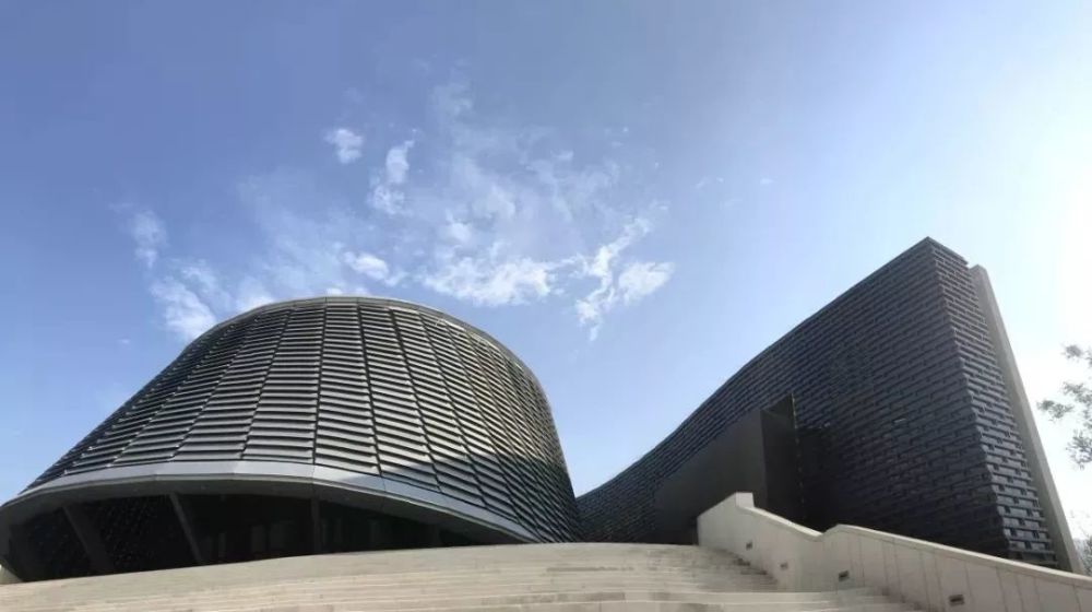 威海市群众艺术馆是威海市政府设立的专门从事群众文化艺术工作,开展