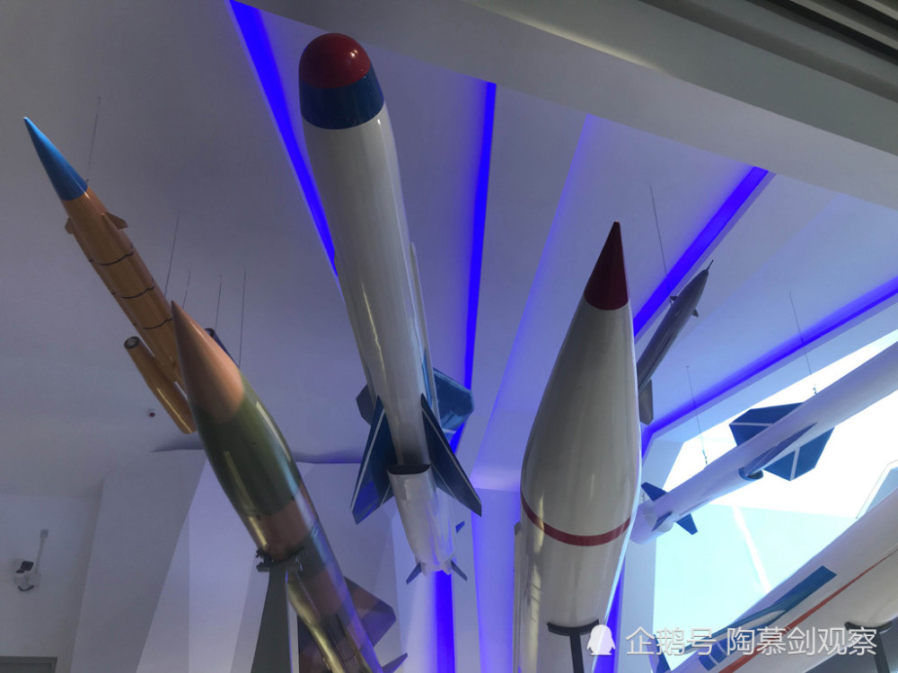 中间的是防区外空地导弹,酷似鹰击-83反舰导弹,应该属于kd-88系列.