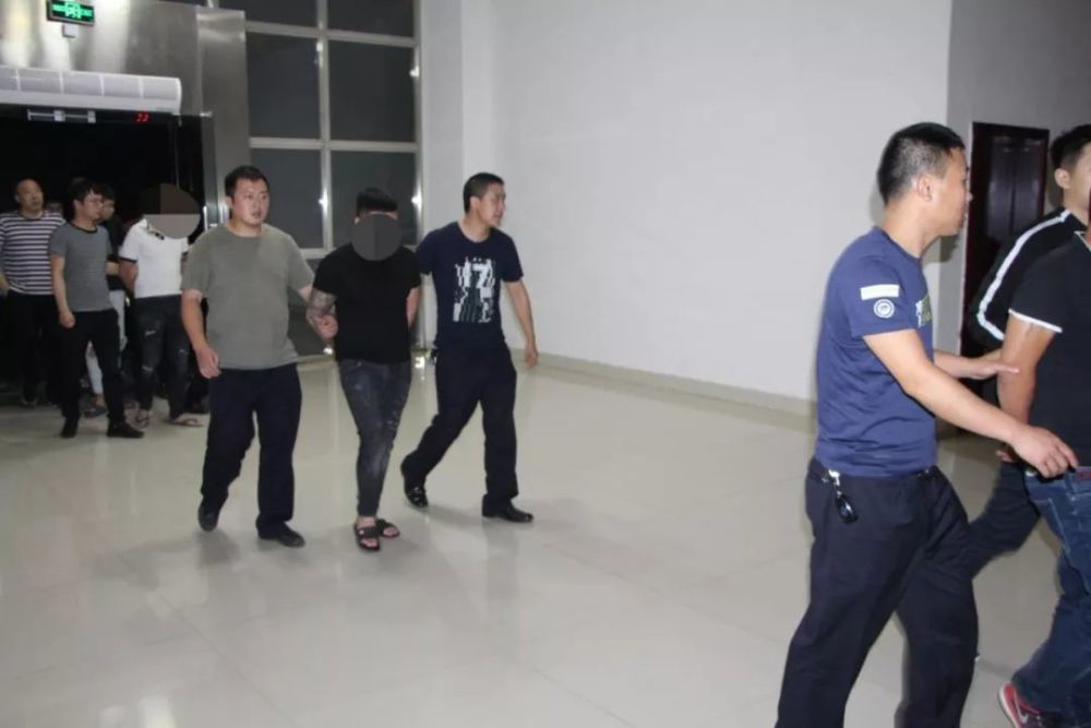 厉害了!南部警方扑重庆抓获诈骗团伙,多人被连夜押回