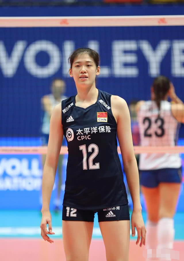 女排联赛,比赛中李盈莹一传顶住艾格努发球时,现场观众掌声雷动