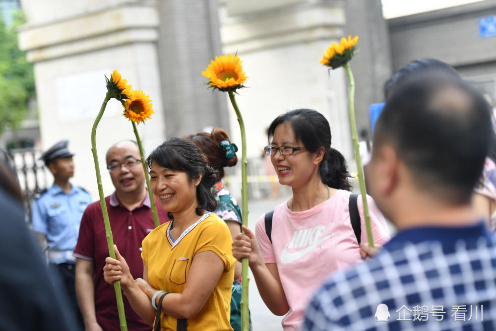 2019年全国高考拉开序幕,一群大妈穿旗袍手举向日葵"陪考"