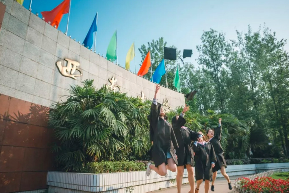 图中为西南大学的毕业生在原西南农业大学校门前拍照留念,这里几乎