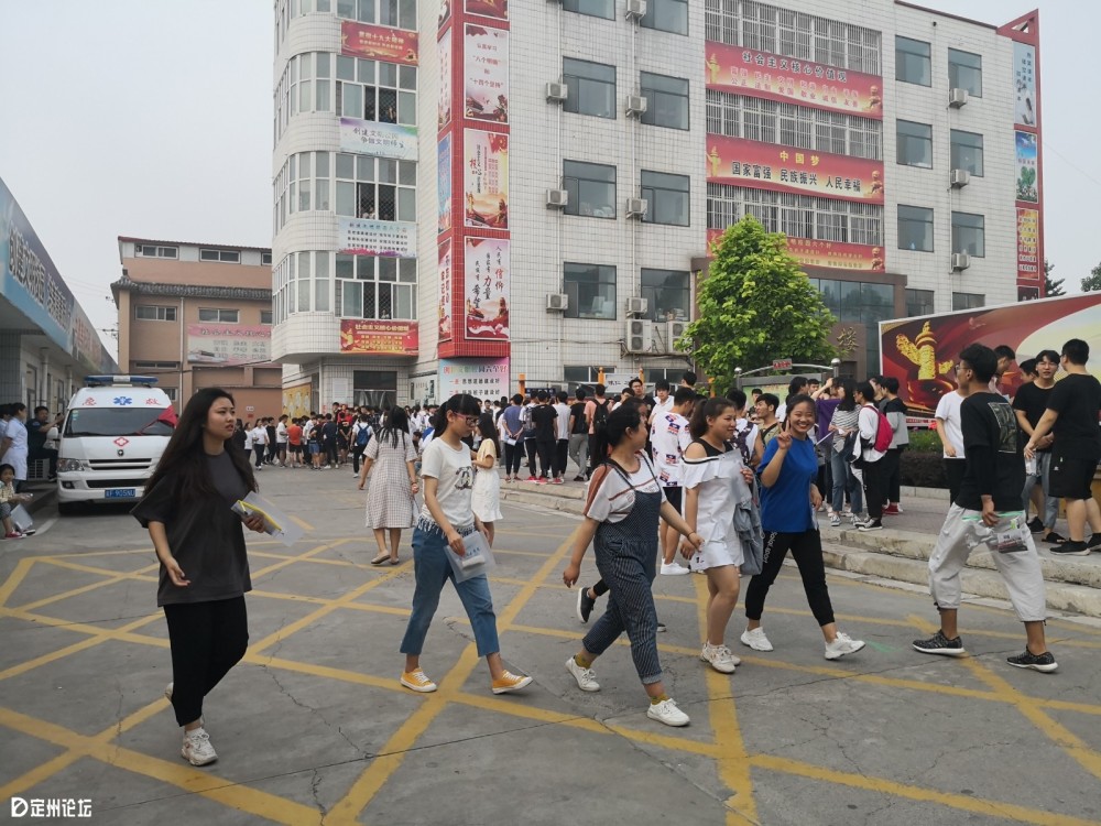 此刻他们的内心 一定不像脸上那么平静 定州市第二中学考场环境 全市