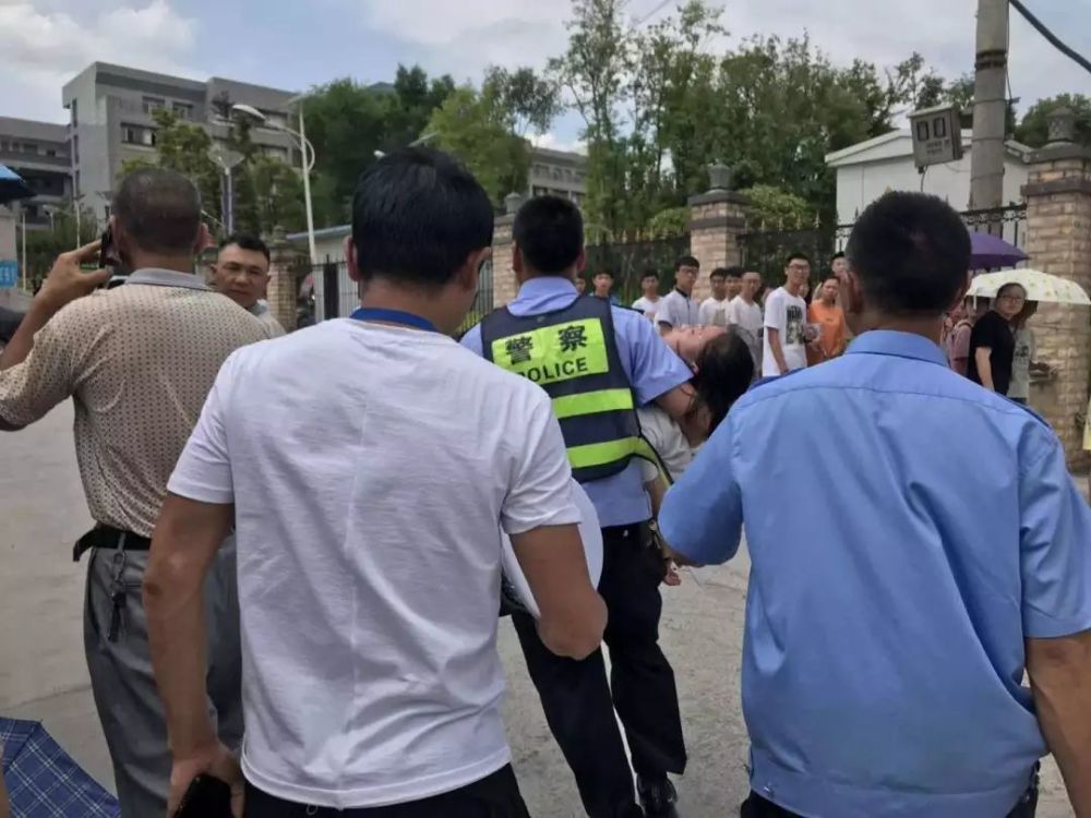 下午13时,务川交警大队民警正在对务川中学考点进行高考下午时段的