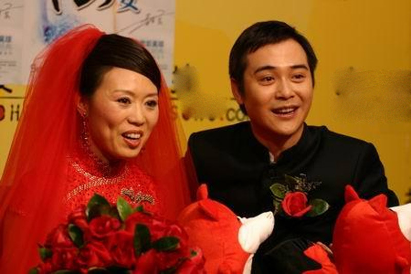 27岁小伙子与42岁女明星结婚15年后,老婆老了,老公仍很帅