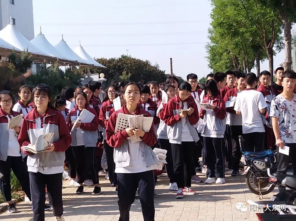 阳信一中的考生乘专车前往阳信二中考点.