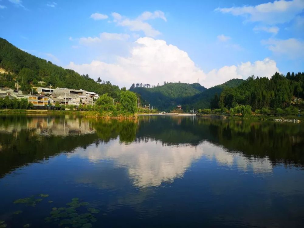 云南深山有个不太为人知的村庄,依山傍水风景秀丽,如