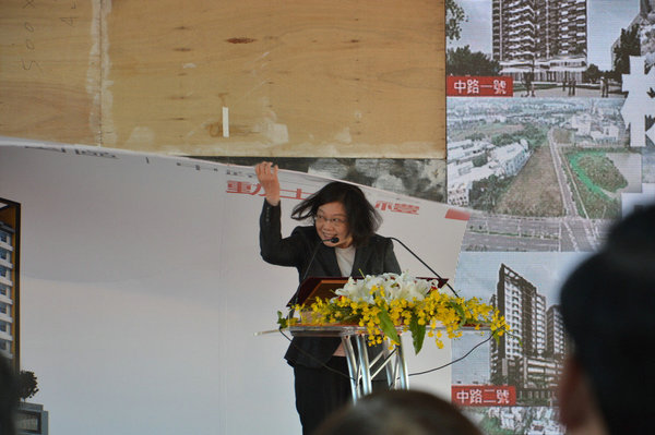 蔡英文致辞时被背景板砸头 场面尴尬