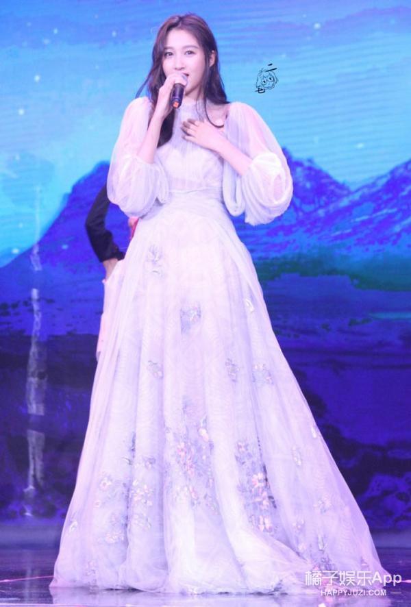 国民闺女关晓彤长大了!一袭白纱裙就能仙儿成