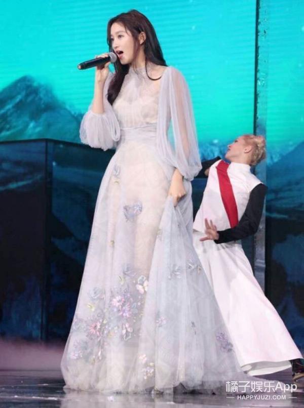 国民闺女关晓彤长大了!一袭白纱裙就能仙儿成