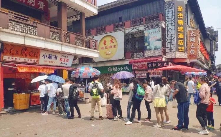 小店位于南禅寺美食街里侧,店铺小小的,铺子内是入卤煮猪蹄的区域