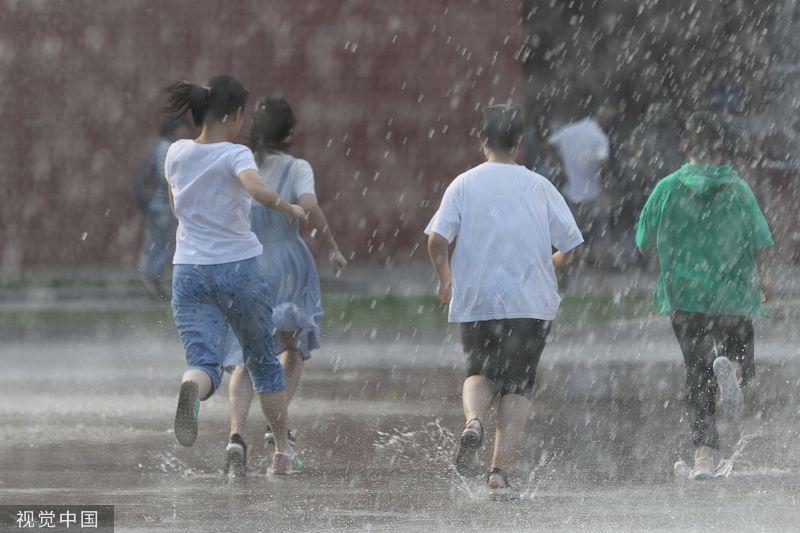 高考结束,郑州考生雨中奔跑,喜悦之情难以掩饰