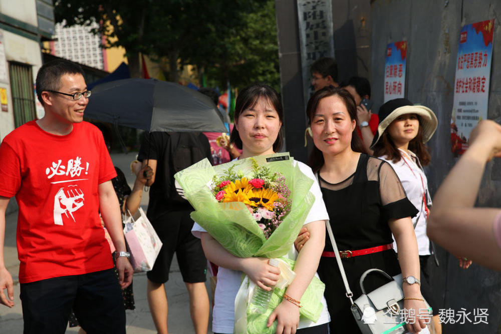 高考结束妈妈给女儿送上一束向日葵,卡片上的话温馨感人