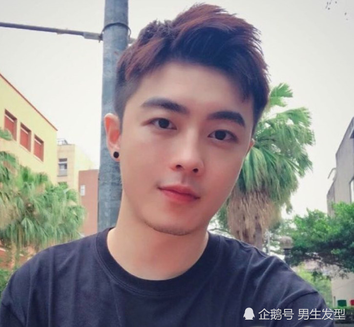 2019男生流行露额头,剪这四款发型帅气有个性,让你颜值更高