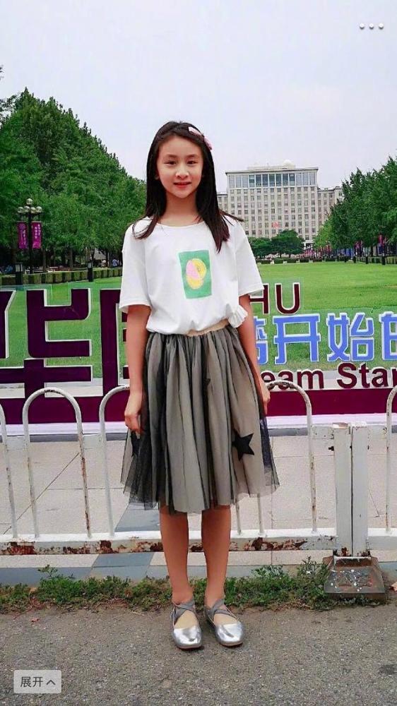 田亮晒女儿近照,森碟才11岁腿这么修长,基因好就是不