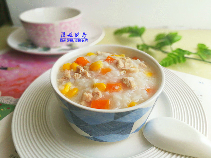【胡萝卜玉米瘦肉粥】: 【食材】:胡萝卜半个,玉米半个,瘦肉100克