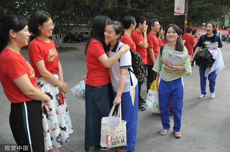 济南:高三学生离校 老师穿红衣列队送别赠祝福