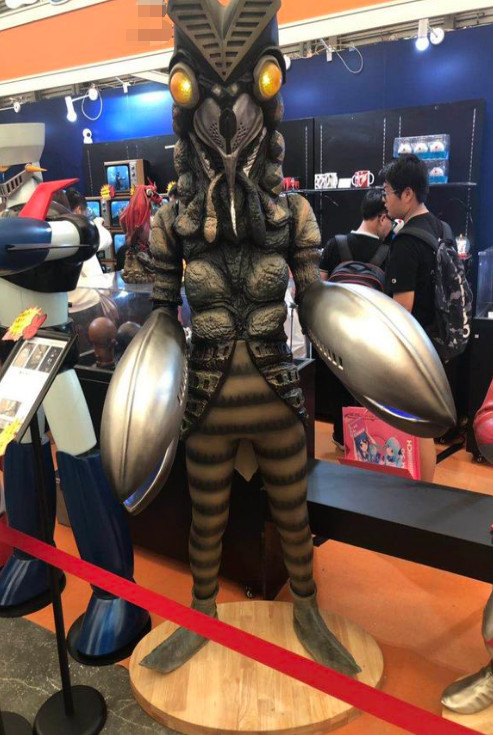 土豪6万买俩等身手办,巴尔坦星人炫酷,看到奥特曼皮套