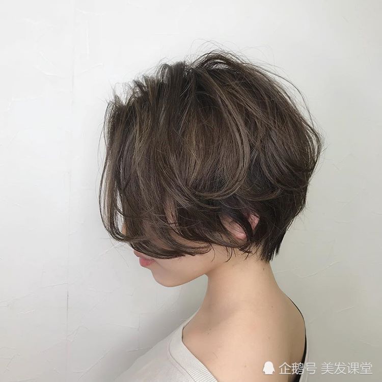 微卷的短发更有女人味!