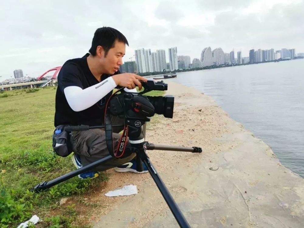 1 近日,中央电视台cctv4《走遍中国》栏目导演林寒青,主持人薛锦辉等