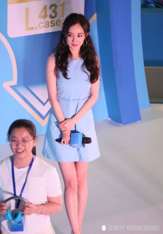杨幂身穿蓝色连衣裙 大秀一双迷人的筷子腿十分吸睛