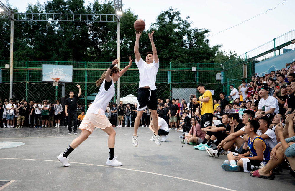 郭艾伦惊现中国街球圣地pk女球员上场前服软过人时球鞋竟掉了