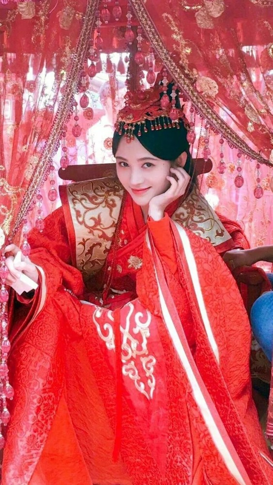 明星时尚:鞠婧祎罕见"红嫁衣",甜美又优雅的气质
