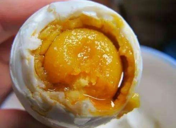 腌咸鸭蛋,多加一步,各个冒油,非常好吃