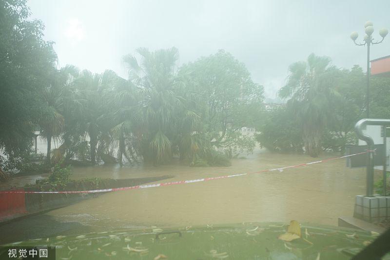 福建三明遭遇暴雨天气 城区河水暴涨