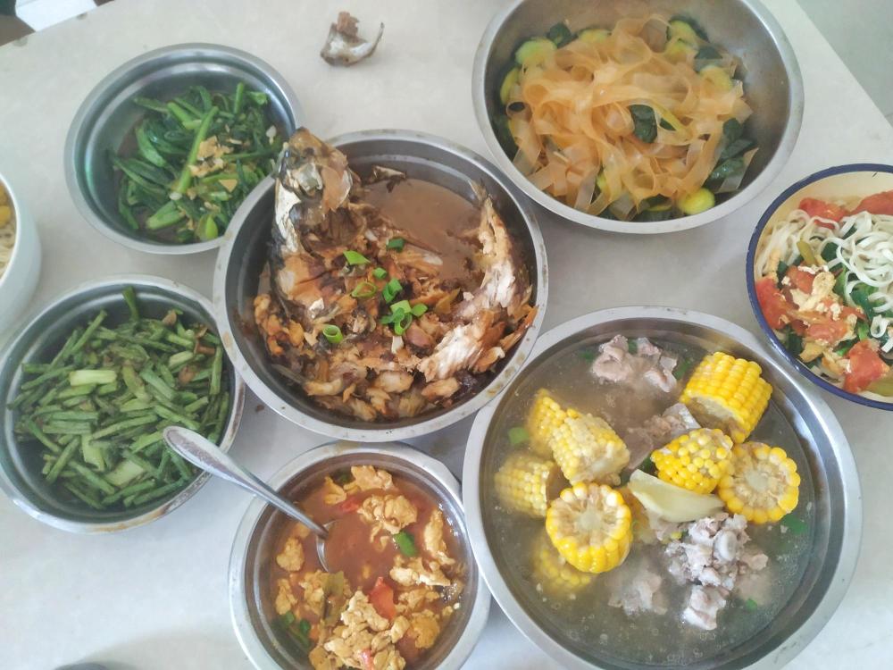 兄妹几人的简单午餐,一桌子都是家常菜,从小吃到大,特