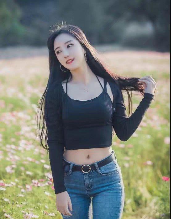 牛仔裤的搭配,感受着普通穿搭带来的魅力,很好的贴合女性的身形