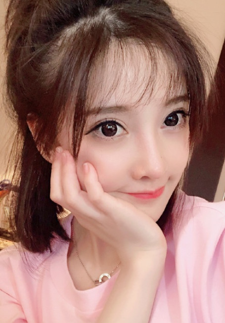 "斗鱼一姐"冯提莫多真实?晒美照不p图,网友:大小腿一样粗?
