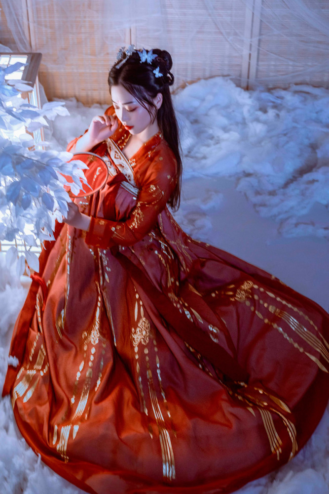 汉服:艳丽又不缺少女感的汉服,朱红色的色调真的超显白!