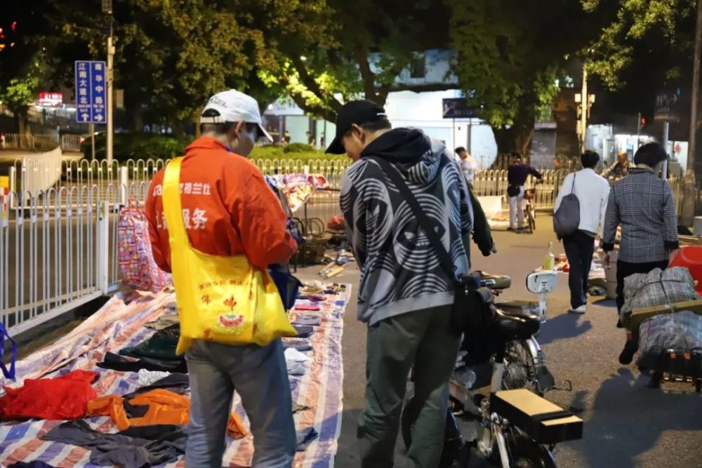 同样在这里聚集的还有无家可归的流浪者们,或是企望在垃圾堆里找到