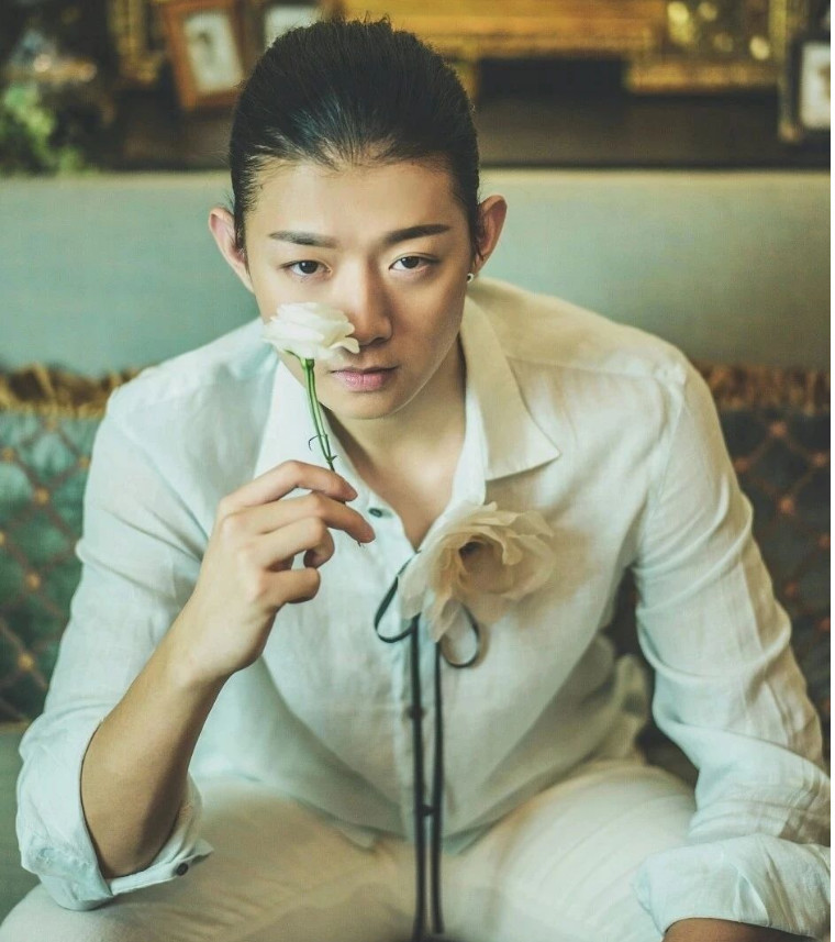 有种"身材对比"叫霍尊,看到他的肌肉照后,网友:怀疑人生!
