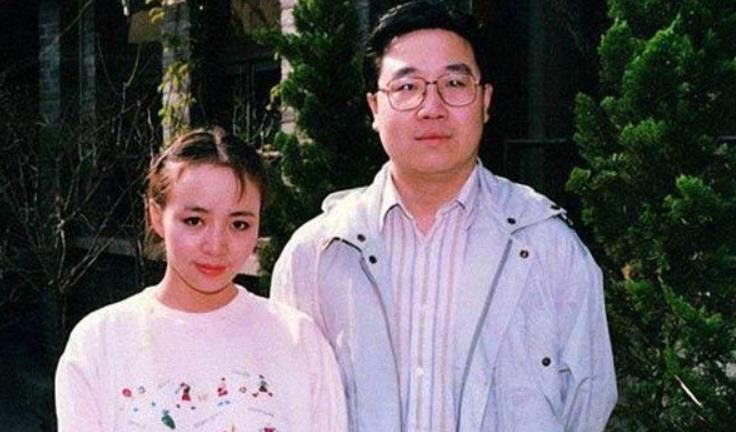 58岁英达近照,隐瞒了22年的三婚老婆,原来是我们熟悉的她