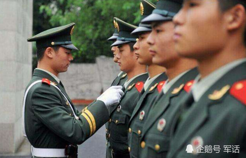 军装代表军人身份,为何军人回家要穿便装?原因让人们为军人点赞