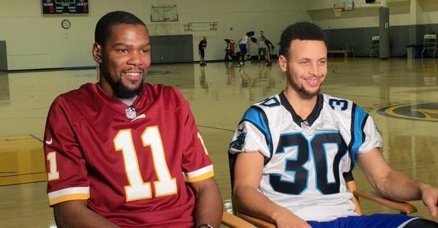 库里杜兰特场外成对头 穿NFL球衣支持各自主