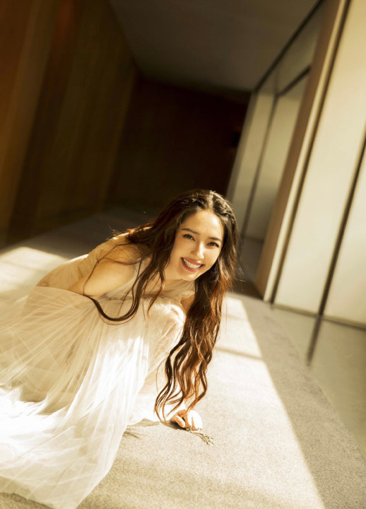 郭碧婷是仙女下凡吧,赤脚舞动白裙太美了,网友:向佐赚
