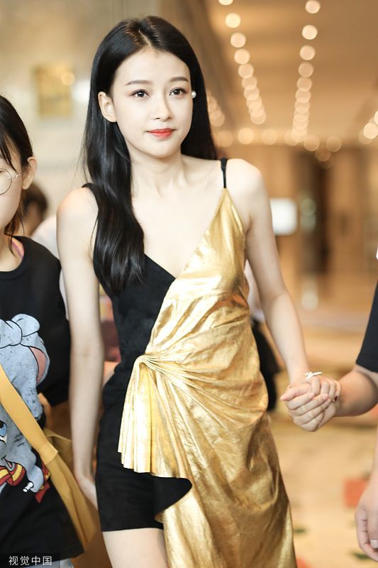 孙怡穿短裙秀大长腿,身材比例完美,完全不像生过孩子