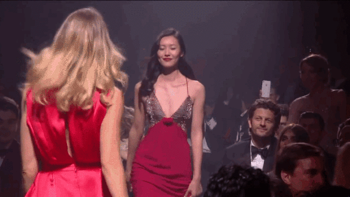 刘雯穿毛衣的样子,也太太太好看了吧!宽肩姐妹可以学起来