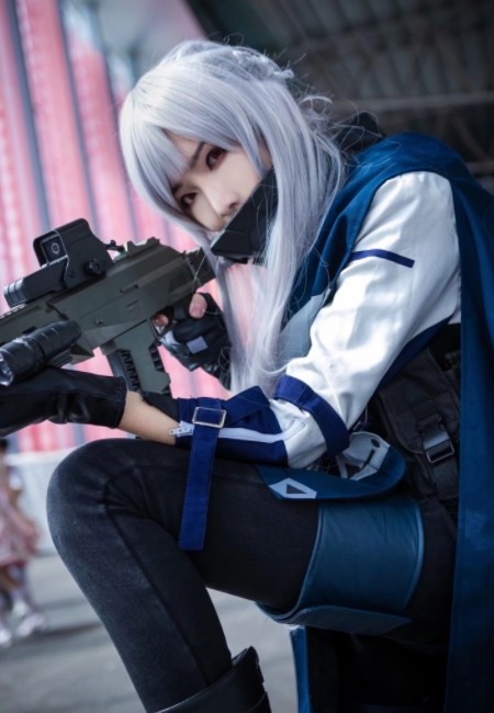 少女前线cosplay,银发持枪小姐姐,帅气呆萌!
