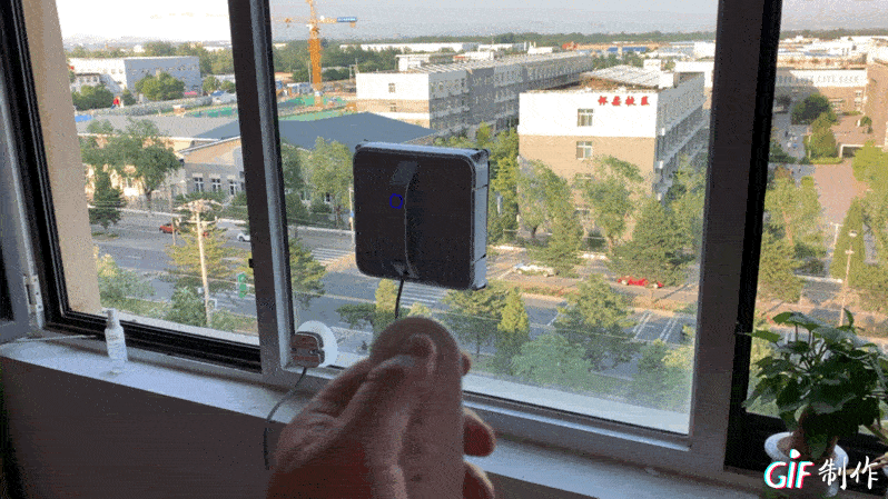 擦高层外窗更安全:可能有同学会担心,winbot 880系列擦窗机器人在擦外