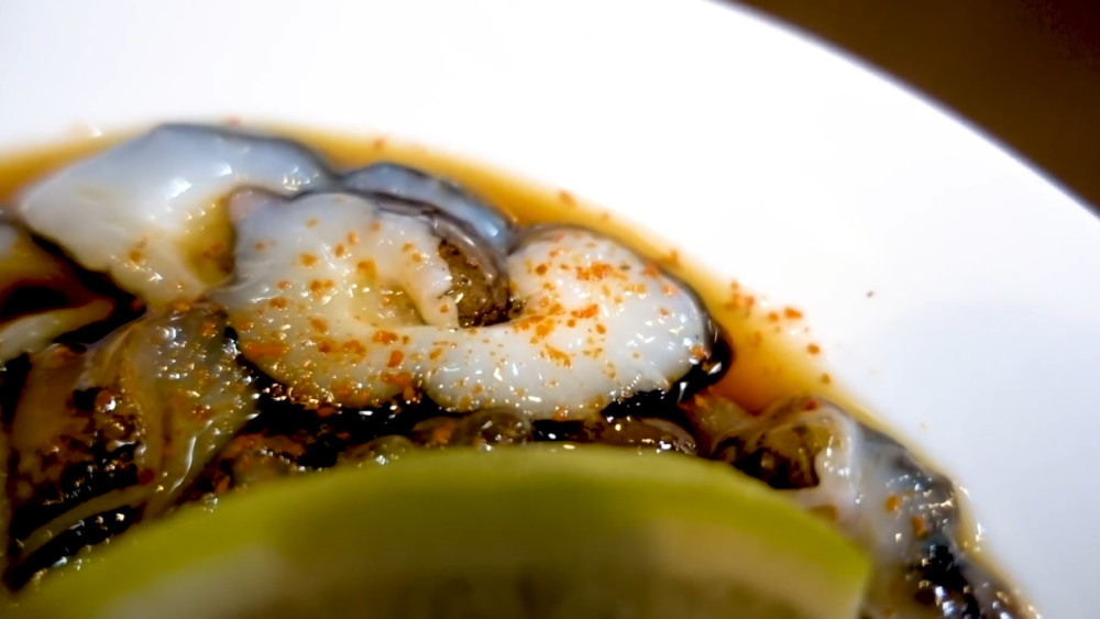 第一次吃海参,听说生吃最美味,加点柠檬汁很鲜