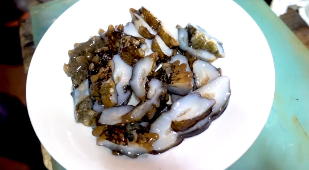 第一次吃海参,听说生吃最美味,加点柠檬汁很鲜