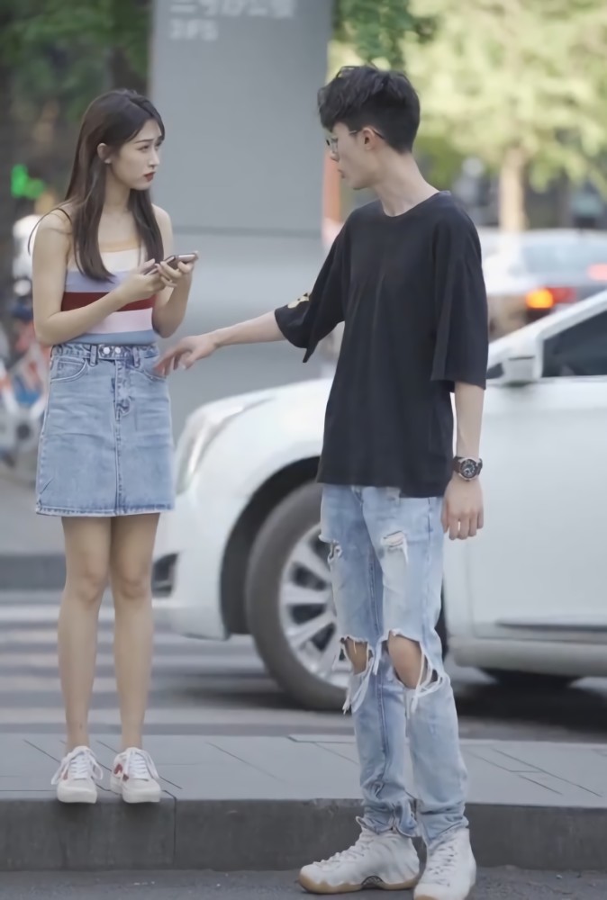 街拍:女生穿彩虹衫淑女范,不听男友话被单手抱起,狗粮