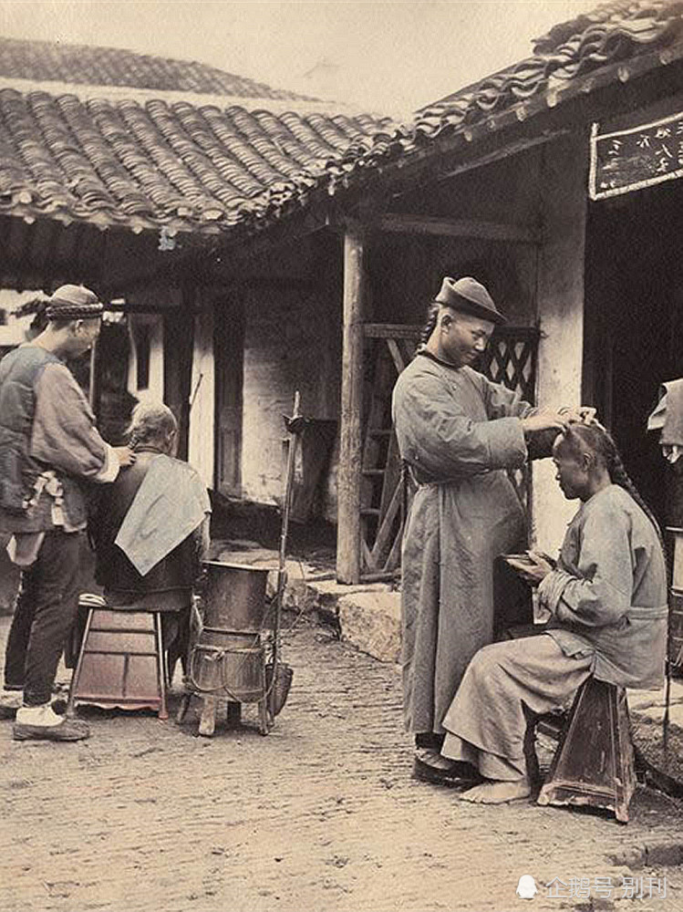 清朝人老照片,路人细细品位大碗茶,游人看着船夫忙碌波澜不惊
