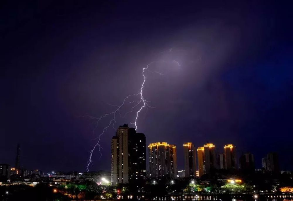 高空拍摄暴雨中雷电交加的阳江市区!