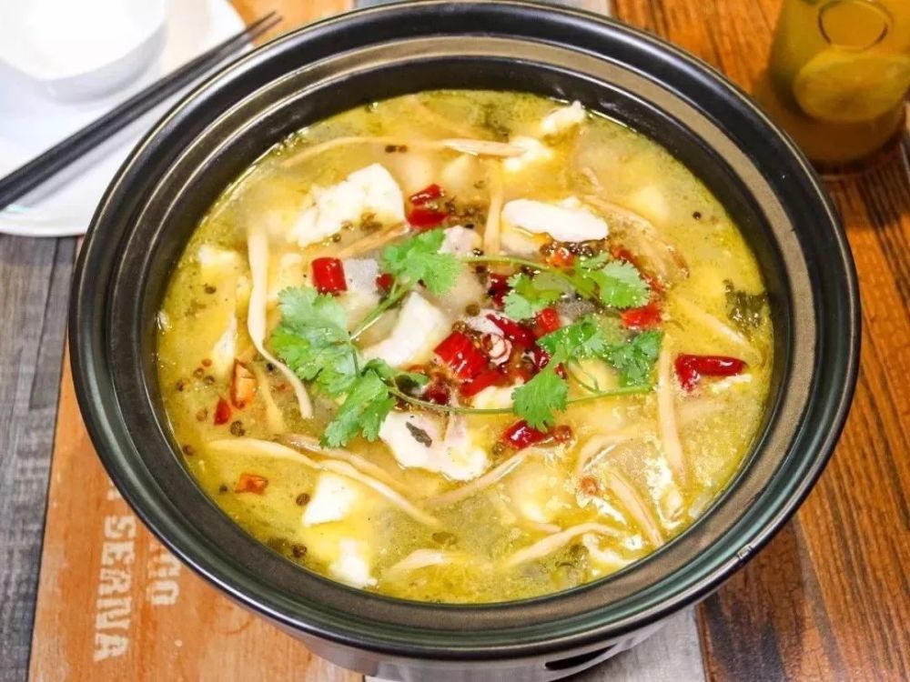 细心去了骨的鱼肉,加上秘制老坛酸菜和酸萝卜,那叫一个酸爽!