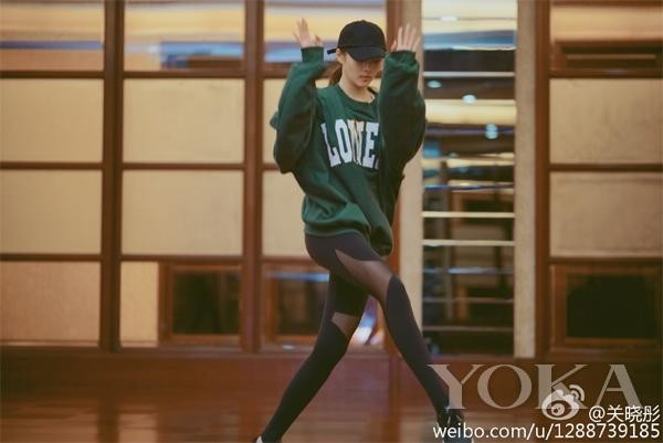 关晓彤和二姨直播晒下巴 1700万人力证自己纯天然！